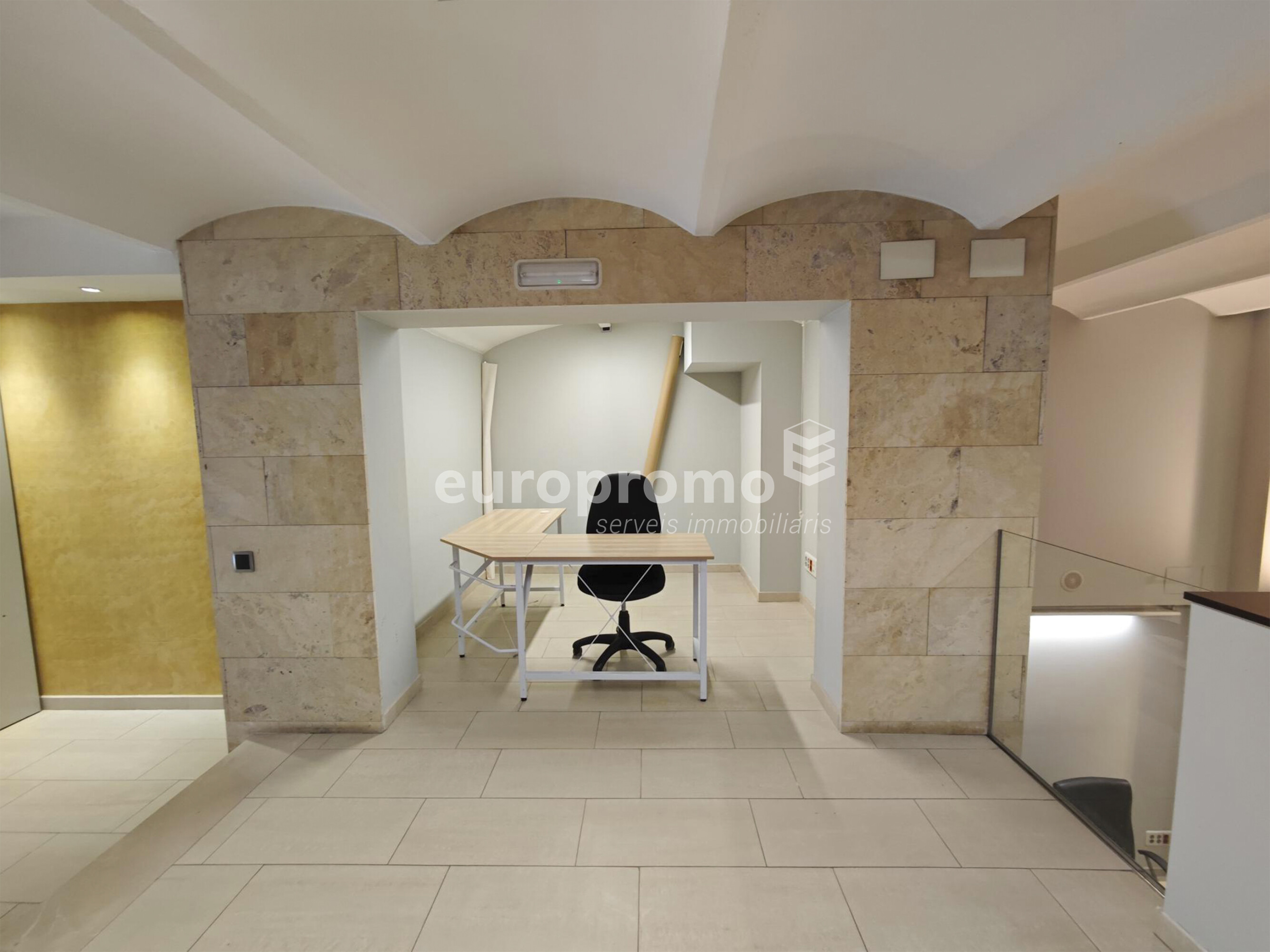 Local de 400m2 situat al centre de Girona!